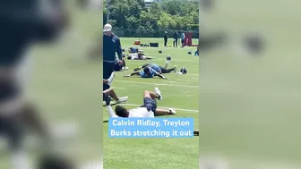 WR Calvin Ridley and Treylon Burks stretching out