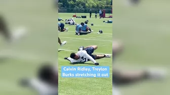 WR Calvin Ridley and Treylon Burks stretching out