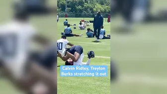 WR Calvin Ridley and Treylon Burks stretching out