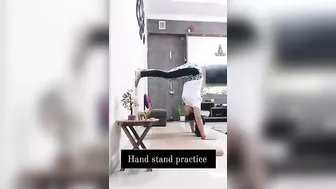 Handstand ..#yogaeverydamnday #sport #flexible #yogalife #barbrothers #yogachallenge #handbalancing