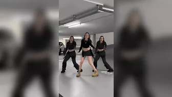 Viral trending twerk dance #twerk#viral#trendingsongs#viralvideo