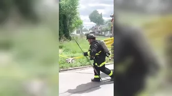 DFD Engine 50 Stretching On. A Two Story Vacant Dwelling #detroit #firedepartment #firefighter