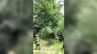 DFD Engine 50 Stretching On. A Two Story Vacant Dwelling #detroit #firedepartment #firefighter