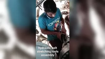 Hydraulic bolt stretching tools assembly