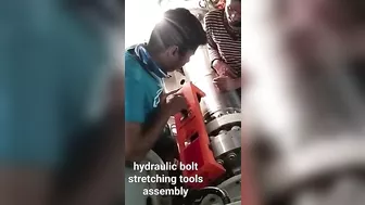 Hydraulic bolt stretching tools assembly