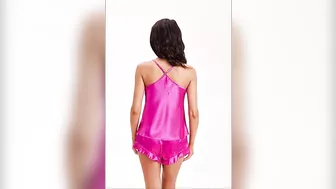 Ekouaer Ensembles de Pyjama Femmes en Satin Lingerie Vêtements de Nuit Cami Shorts Col en V 2 Pièce